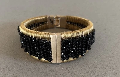 Brazalete brazalete envuelto en alambre con cuentas cristales negros facetados alambre de relleno dorado Foto 1 de 4
