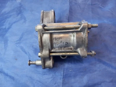 Suporte de eixo traseiro Honda ATC 90 OEM com parafusos - Imagem 1 de 4