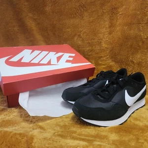 Size 6.5Y Womens 8 - Nike MD Valient (GS) - Picture 1 of 2