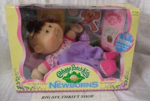 Cabbage Patch Kids Newborns Girl Doll 2006 Kacey Kyra April 2 Storybook puppet - Picture 1 of 5
