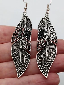 Feather/Leaf shaped Silver Tone Dangle Earrings with silver hooks - Picture 1 of 7