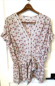 Max Studio Bluse Größe 2X rot blau Blumen V-Ausschnitt Rüschen Schößchen Boho Taille zum Binden - Bild 1 von 16
