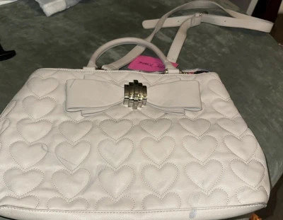 Nuevo BOLSO Betsey Johnson Pizarra Acolchado Corazón Masilla Estructurada BM20615.  Nuevo. Foto 1 de 4