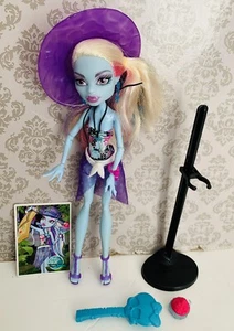 Monster High Doll Abbey Bominable Skull Shores Doll With Stand & Accessory B7 - Picture 1 of 7