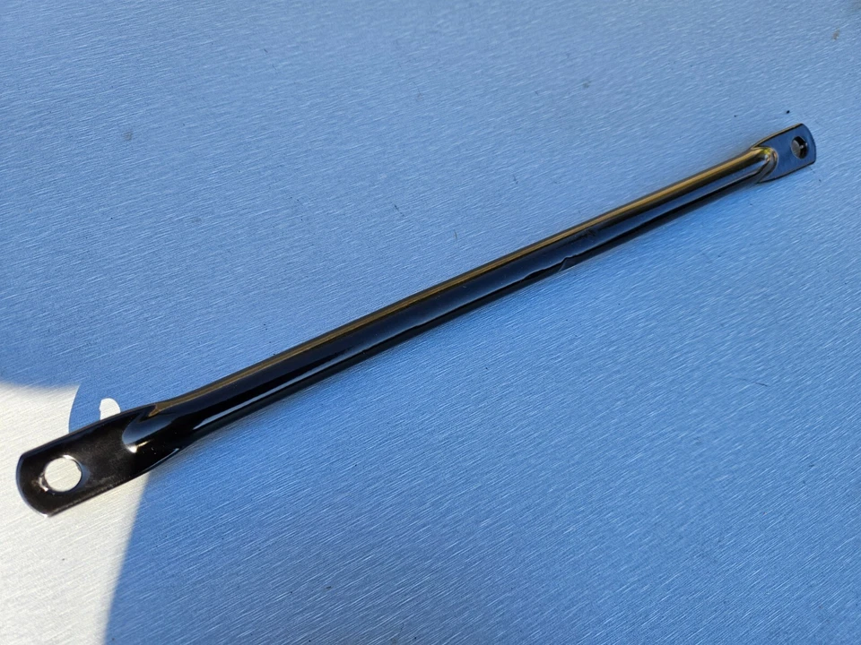 Barra estabilizadora placa freno trasero Yamaha RD125LC Mk1 recubierta de polvo Foto 1 de 1