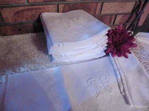 12 ANCIENNES SERVIETTES DE TABLE DAMASSE COTON X LIN BLANC "TC"JOURS 57X56 CM - Picture 1 of 6