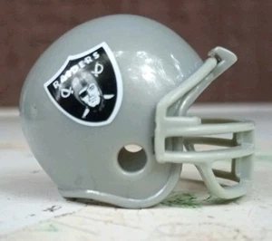 Vintage Mini 2" Kunststoff L.A Raiders Helm - Bild 1 von 8
