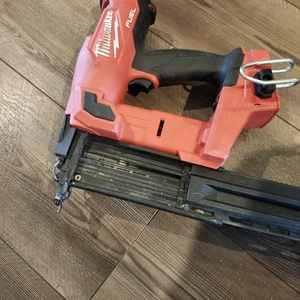 Clavadora Brad Milwaukee M18 FUEL™ calibre 18 (2746-20) - Imagen 1 de 5