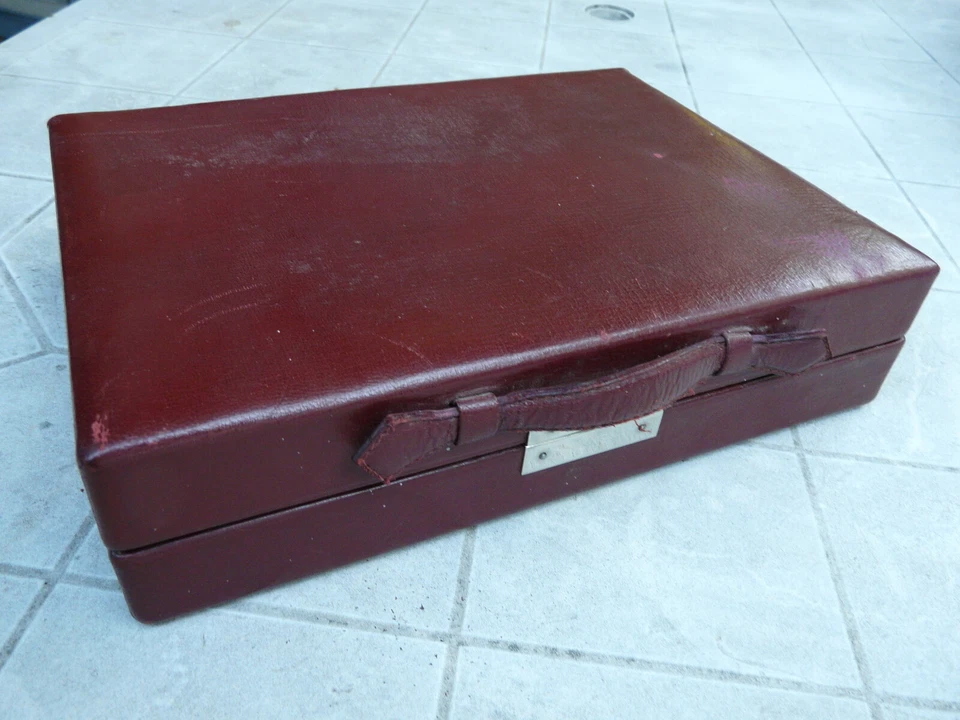 Ancienne Valise, trousse de toilette, en cuir  - Photo 1/4