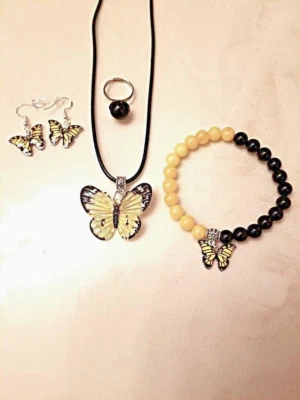 Juego de pulsera con dije anillo de perlas colgante de mariposa y pendientes de ley 925 gratis Foto 1 de 4