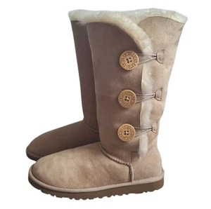 Bota Ugg Alta Bailey Triple Botón Talla 6 - Imagen 1 de 8