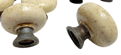 Lote de 2 perillas de gabinete de porcelana de latón colonial de granja antigua francesa rural Foto 1 de 4