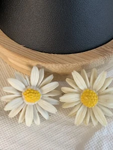 Vintage Sarah Coventry White Daisy Clip On Earrings Signed - Picture 1 of 10