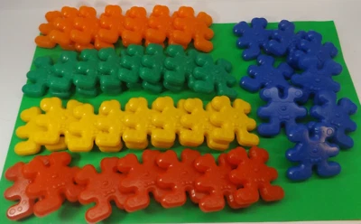 Quercetti - Lot of 38 Interlocking Colored “Daisy” Rabbits - Early Learning Toy - Image 1 of 3