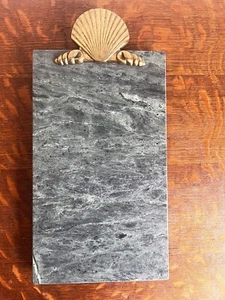 VINTAGE MCM GREEN MARBLE CHEESEBOARD WITH BRASS SHELL HANDLE 13" X 7.5" - Picture 1 of 9