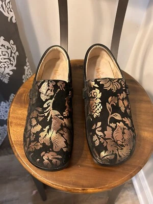 Tamanco Alegria camurça em relevo conforto tamanho 39 W EUA 9 de largura casual conforto o dia todo - Imagem 1 de 4