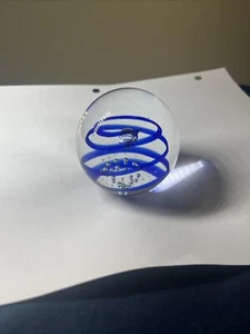 Kunstglas kontrollierte Blasen Briefbeschwerer klar und blau Wirbel - 2-1/2" x 2-1/2" - Bild 1 von 3