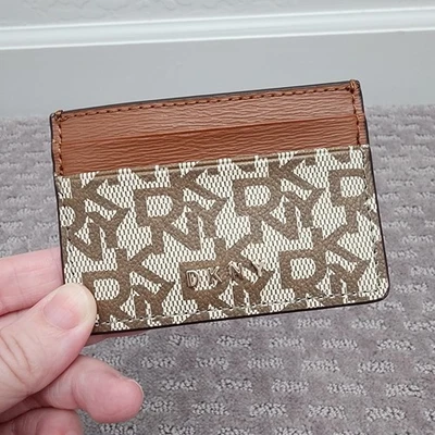 Portatarjetas de crédito de cuero DKNY Foto 1 de 4