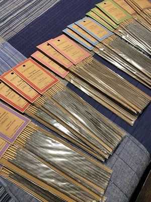 Incenso de resina natural Auroshikha ~ Pacote com vários perfumes 18 peças + 10 suportes de madeira - Imagem 1 de 3