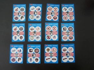 FLEER BASEBALL 1987 SET COMPLETO 26 ADESIVI LOGO SQUADRA RARO 12 CARTE 48 ADESIVI - Foto 1 di 1