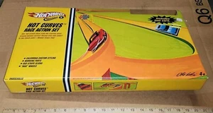 Hot Wheels Classics Track Set 2 - Sealed - 2006 - Hot Curves Race Action - 2 Autos - Bild 1 von 5