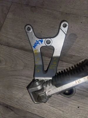 93-98 铃木 GSXR1100W GSXR1100 左后乘客钉支架 — 第 1/2 张图片