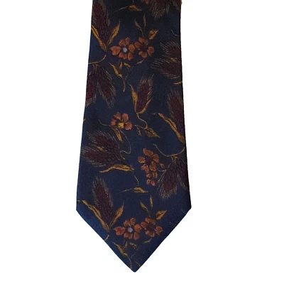 Corbata de seda Alcione para hombre de hoy 4"x57,5" azul marino floral hecha en Italia Foto 1 de 4