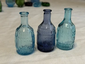 "Juego de 3 amargadores de raíz de botella miniatura Wheaton vintage de vidrio azul de 2,9"" de alto" - Imagen 1 de 8