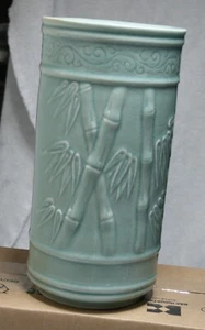 Vintage Asian Green Celadon Pottery Vase 10”—Bamboo Leaf Design - Imagen 1 de 8