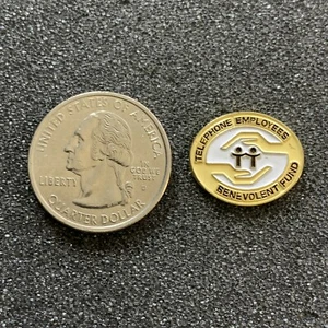 Telefon Mitarbeiter Wohlwollender Fonds Mitgliedschaft goldfarbene Pin Pinback #38787 - Bild 1 von 2
