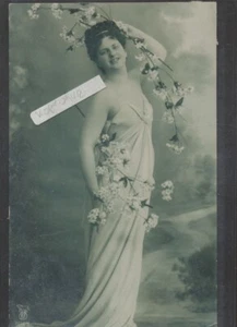schöne Frau  im Kleid mit Blumen Fotokarte gest. Berlin 1906 - Picture 1 of 2