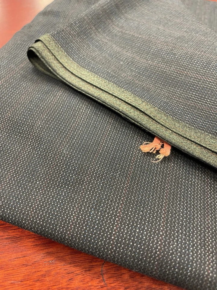 Tela de sastrería vintage años 60/70 - microrred negra con rayas rojas, ribete verde Foto 1 de 4