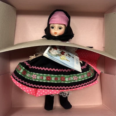 De colección Madame Alexander Yugoslavia #589 - Caja y etiqueta originales Foto 1 de 3