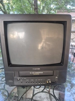 Toshiba MV13M2 13" CRT TV/VCR Combo – Tested – No Remote – Retro Gaming - Image 1 of 2