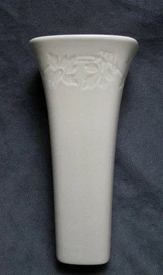 Jarrón de 6" color crema en relieve colección interiores Wedgwood raro - Excelente Foto 1 de 4