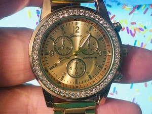 Herrenuhr - Geneva - Gold Zifferblatt Gehäuse & Band Ziffern Sekundenzeiger Quarz - NEU - Bild 1 von 3