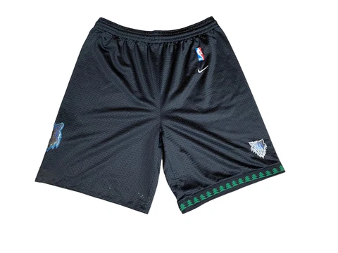 Vintage 2000s Nike Minnesota Timberwolves Men’s Large Mesh Shorts NBA Logo Cover