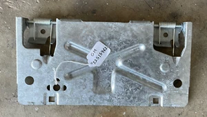 SOPORTE DE LICENCIA TRASERA GM SOBRE TAPA DE GASOLINA/AÑOS 70 #22515462 - Imagen 1 de 2