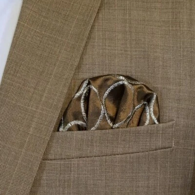 NUEVO - Para hombres Bronce 100% Seda Dupioni Bordado Pre-Doblado Bolsillo Cuadrado Inserto Foto 1 de 4