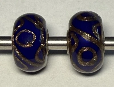 Par de Trollbeads base opaca azul exclusivo chino y cuentas brillantes doradas Foto 1 de 2