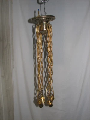 Lámpara de araña antigua de latón con cuatro luces de gravedad  Foto 1 de 4