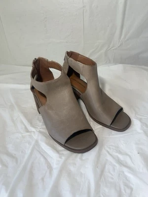 Sandalias con correa en T Tarrinax marca Lucky talla 7,5 M Foto 1 de 4