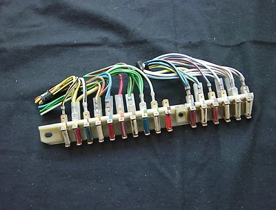 Volvo 1990 240 placa de fusibles número de pieza #3515988. Buen estado. Foto 1 de 4