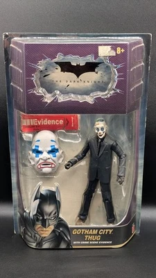 Figura de acción Mattel The Dark Knight Gotham City Thug con evidencia de escena del crimen Foto 1 de 4