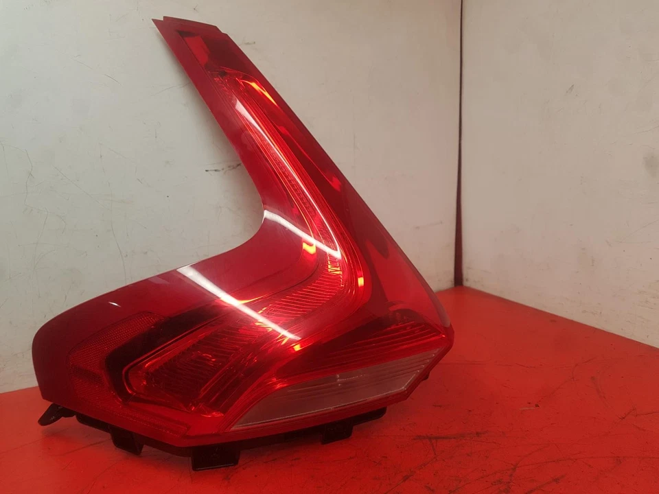 VOLVO V40 TAIL LIGHT PASSENGER SIDE NEARSIDE LH 2014 5 DOOR - Image 1 of 4