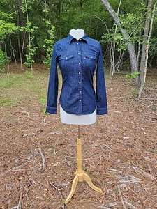 Camisa índigo abotonada nueva sin etiquetas Levi Struass para mujer calce a medida de mezclilla PERLA A PRESIÓN XS - Imagen 1 de 7