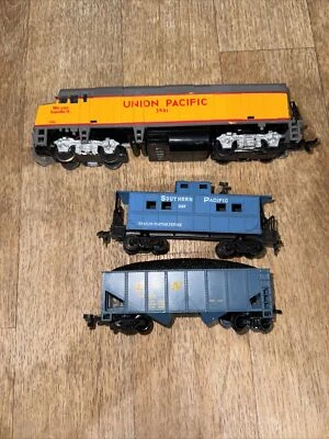 Life-Like HO F-40 Locomotive Union Pacific Road # 3901 Southern Caboose Hopper - Image 1 of 4