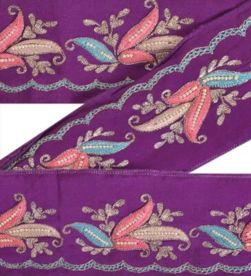 Encaje de cachemira con cuentas artesanales con borde de sánscrito vintage Zari ribete 1 y púrpura Foto 1 de 4