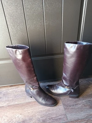 De Colección Etienne Aigner Mujer 7.5 Marrón Cuero Botas Altas Ecuestres Pull On Montar Foto 1 de 4