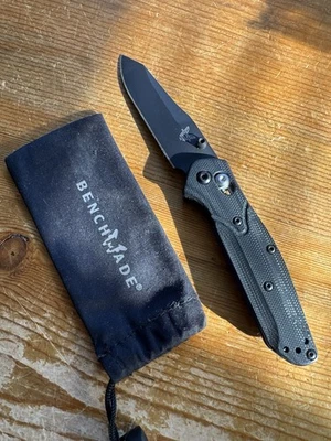Benchmade 945Bk 1 迷你 Osborne 刀黑色/蓝色 G-10 折叠刀带包 — 第 1/4 张图片